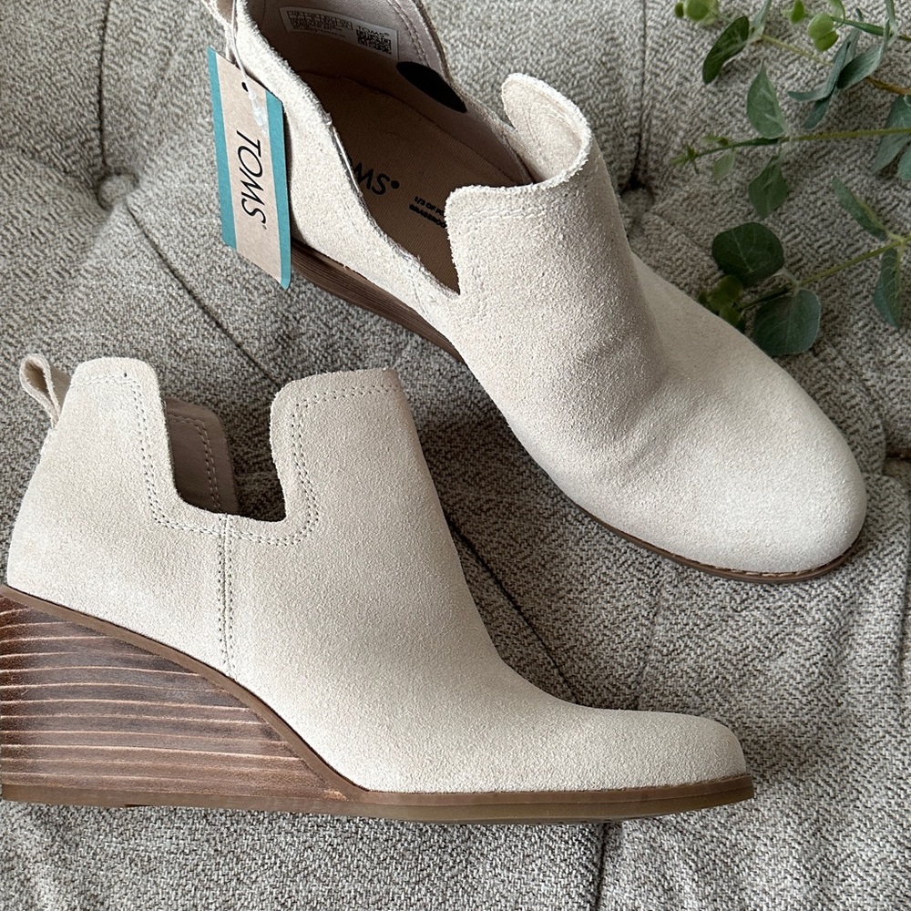 TOMS Women's Tan Suede Wedges
